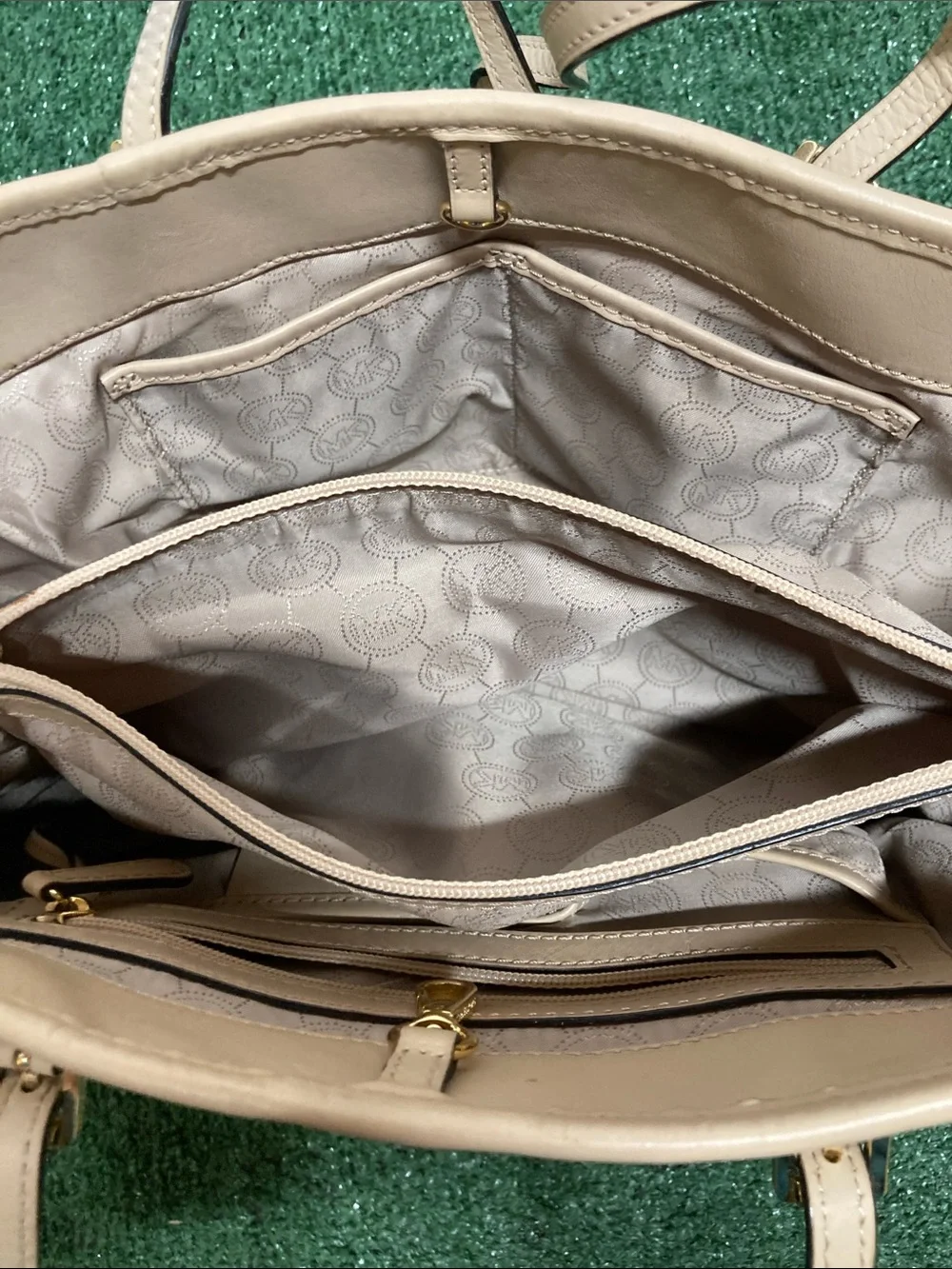 Michael Kors Cream Logo Tote with Gold Accent (OKPM-09-038)